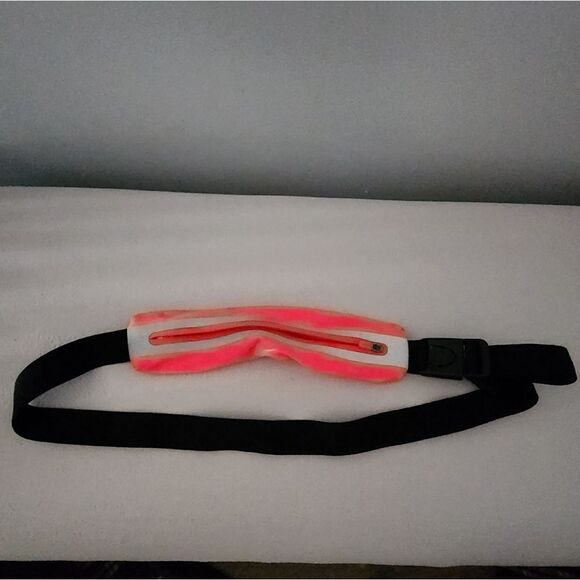 Nike Angled Zip Pocket Expandable Waistpack Pink - Picture 1 of 4